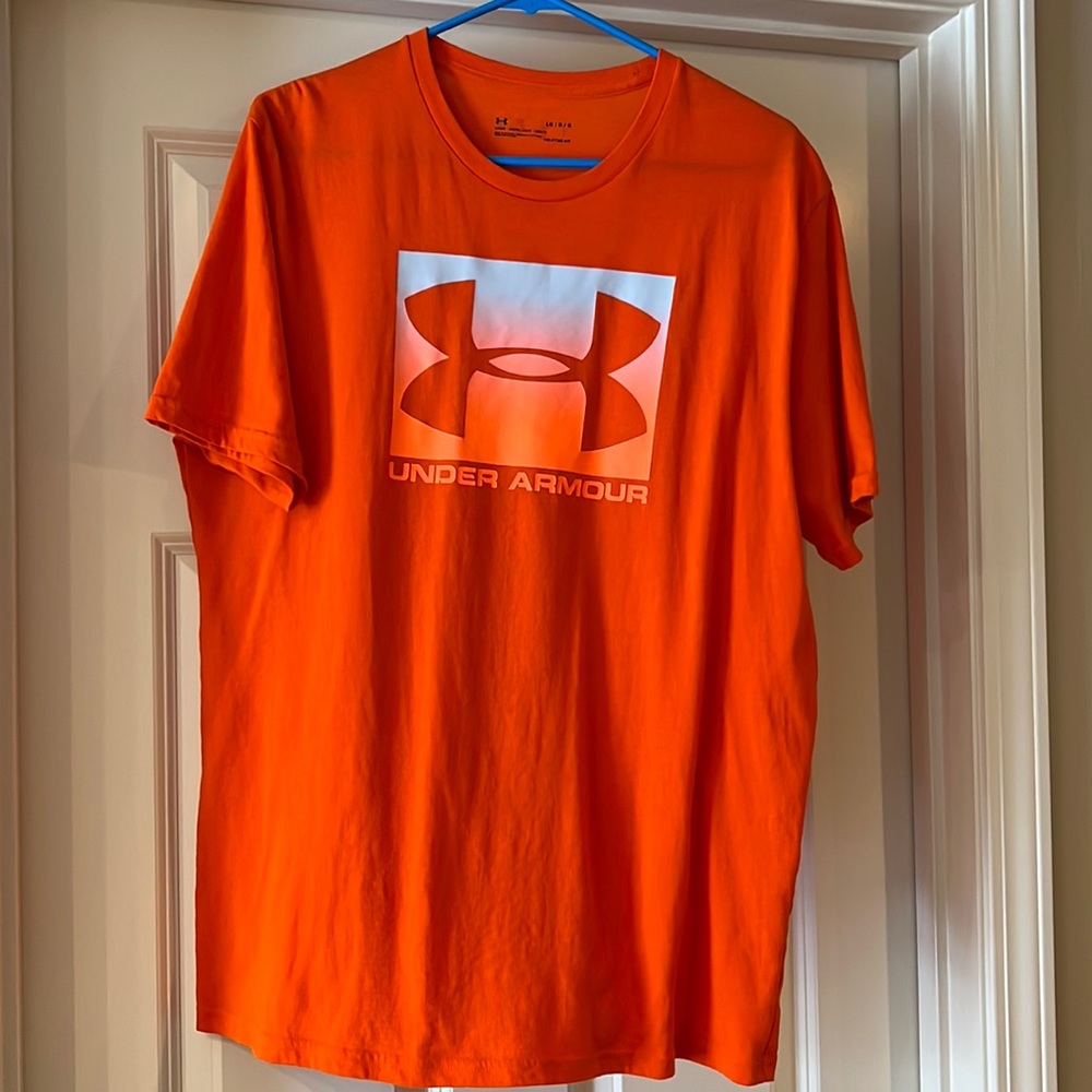 Mens Under Armour short sleeve t-shirt.